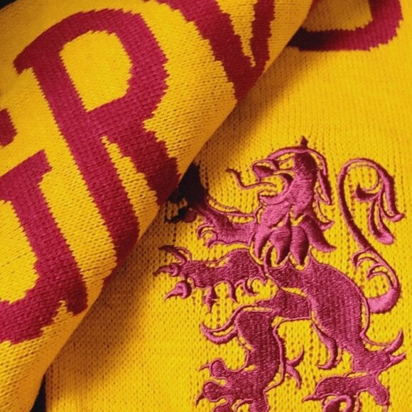 Gryffindor Embroidered Knit Scarf Making of Harry Potter Warner Bros Studio Tour - Picture 5 of 12